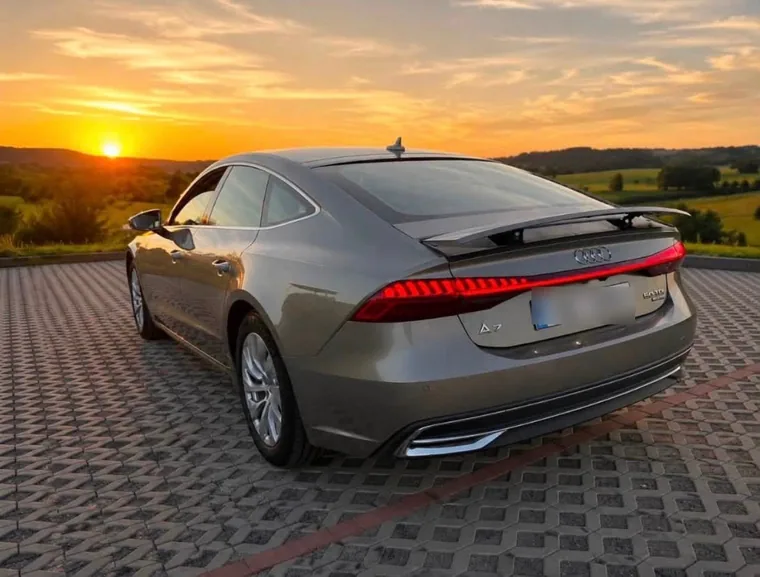 Audi A7 Sportback zezadu při západu slunce